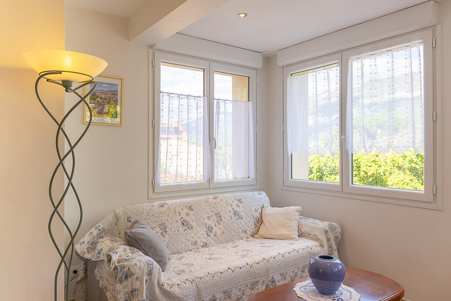 location-maison-saint-andre-les-alpes-provences-france-sejour-canape